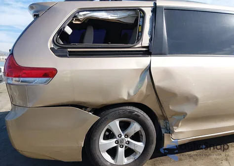 2012 Toyota Sienna Le V6 8 Passenger z USA, uszkodzony, nr VIN 5TDKK3DC7CS267632